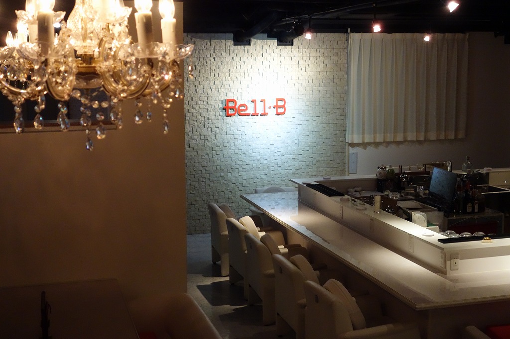 オシャレな食事ができる店内