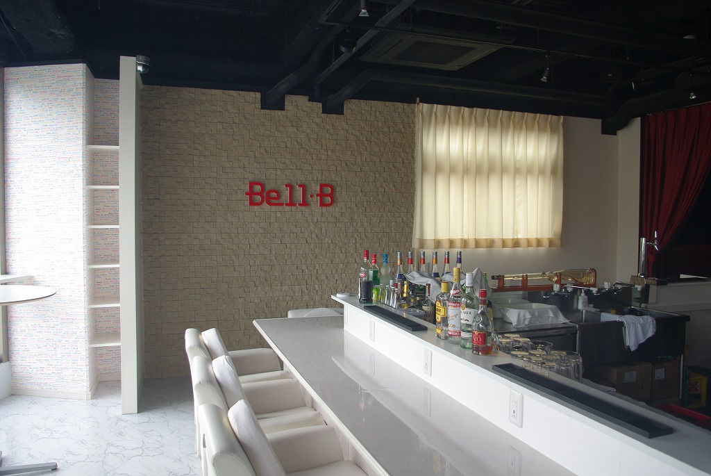 ゆったりソファーで落ち着けるベルビーの空間