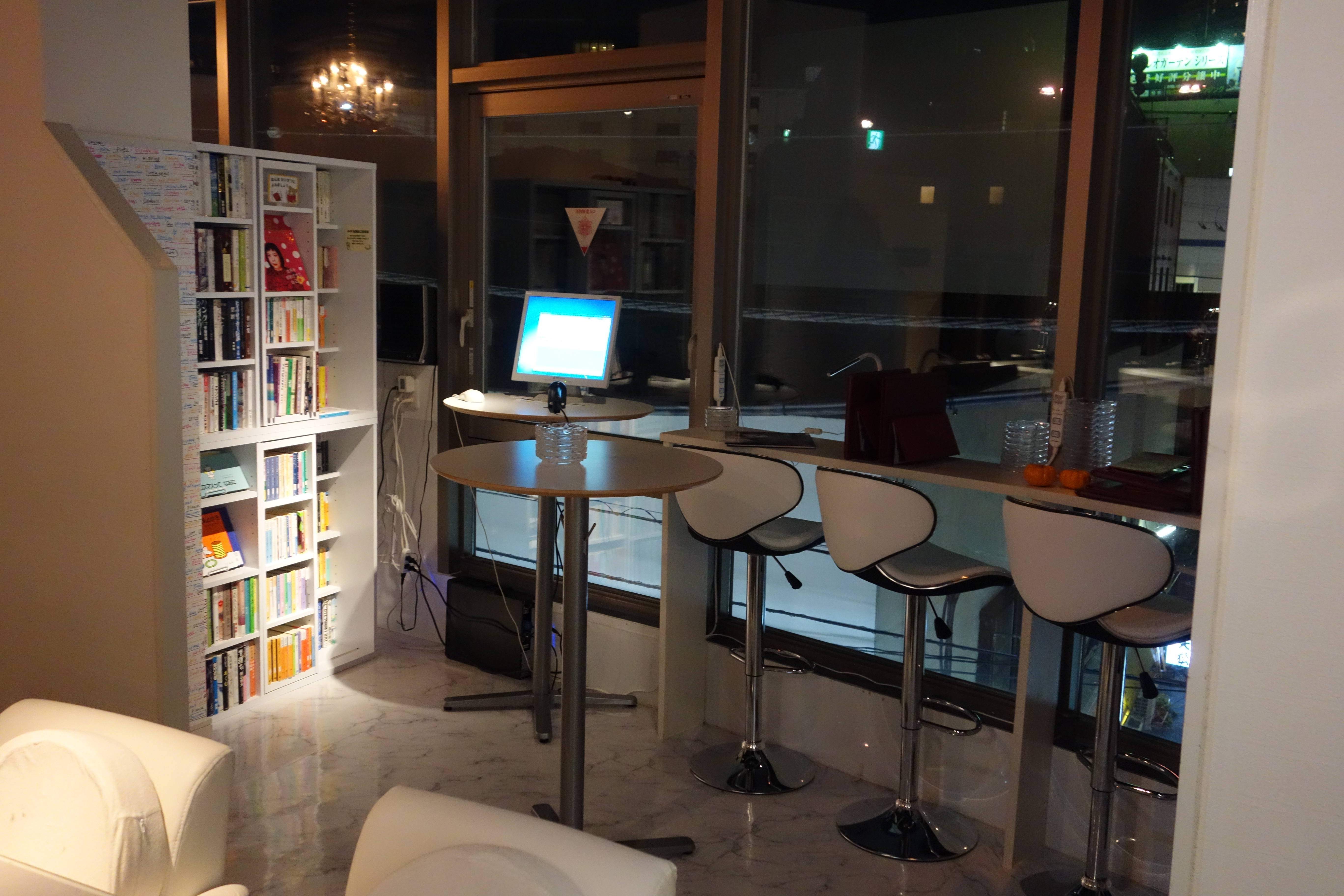夜の店内