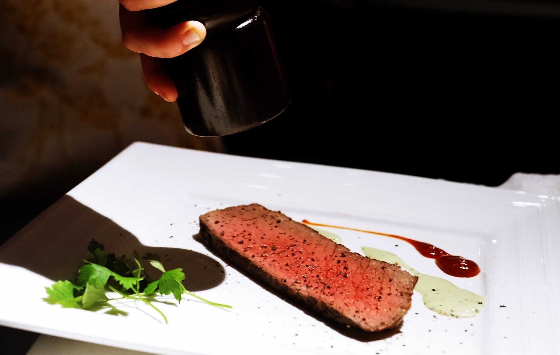 ディナーで人気の自家製ローストビーフ