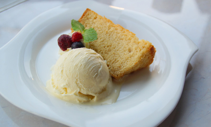 シフォンケーキのアイスクリーム添え