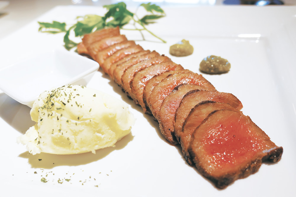 仔牛の牛タンステーキ