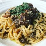 満を持して登場、牛スジたっぷりのネオ酒場よね特製カレーパスタ